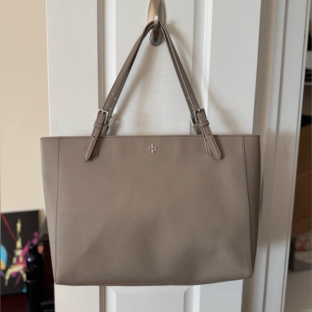 Tory Burch grey leather tote bag with silver hardware #work #school #travel